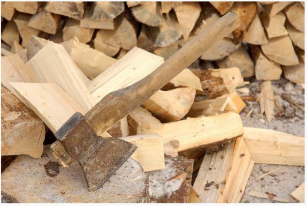 Когда лучше колоть дрова сырые или сухие